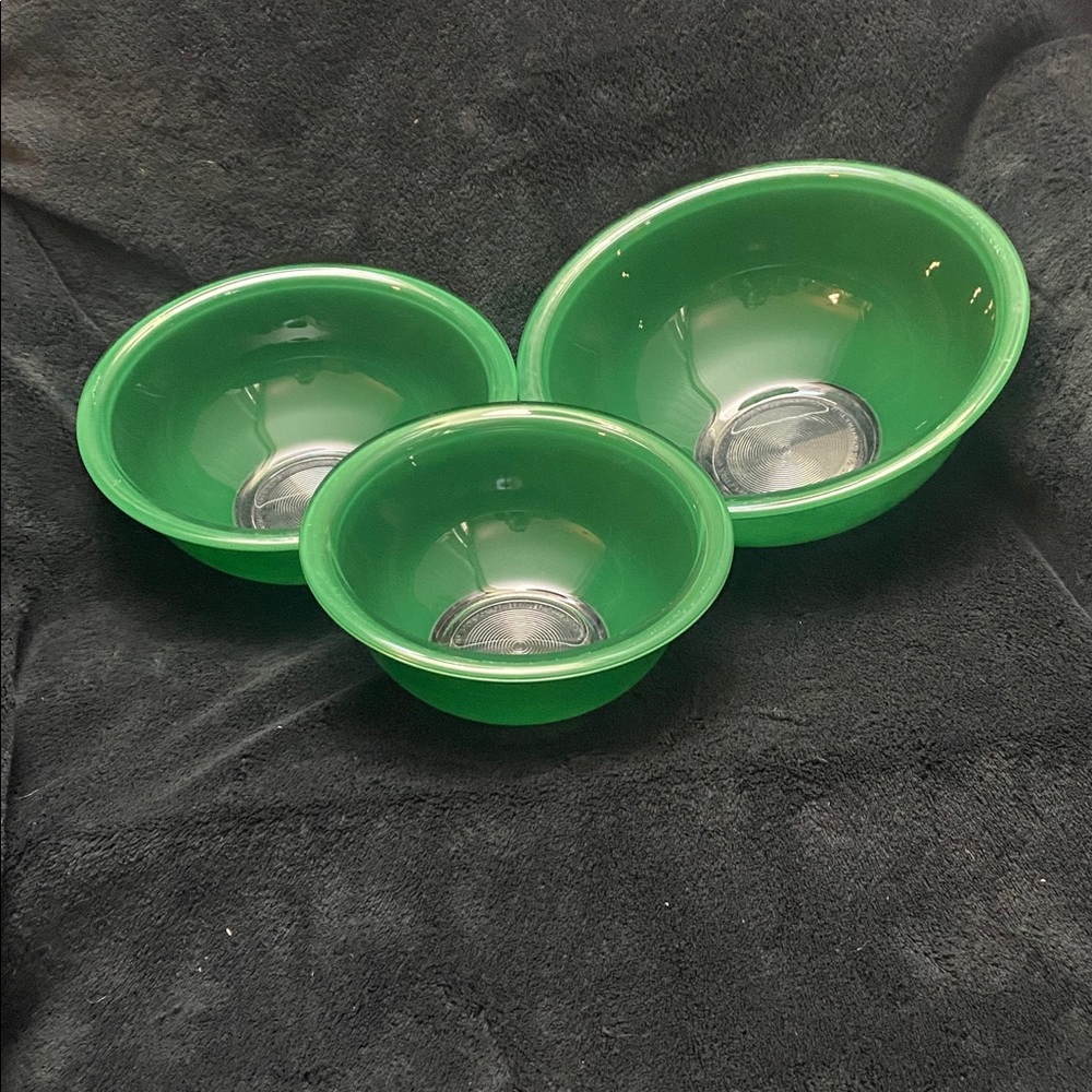 Vintage Pyrex Set of 3 Nesting Mixing Bowls 322 323 325 Green
Clear Bottom - Picture 2 of 16